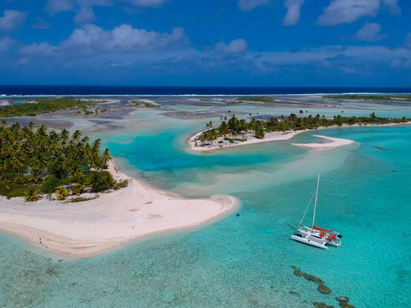 Vue aérienne d'une île privée avec plages de sable et eaux turquoise, Tikehau, Polynésie française.