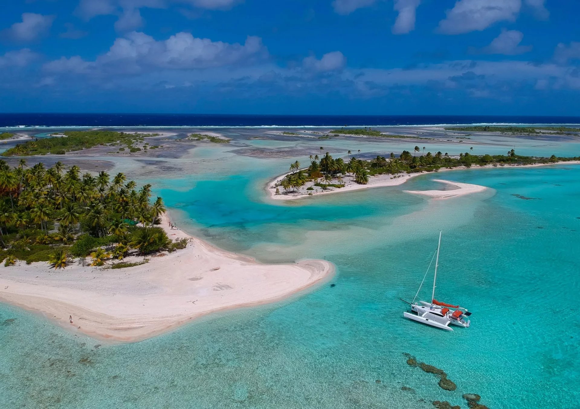 Éco-lodge de luxe à Tikehau Vue aérienne d'une île privée avec plages de sable et eaux turquoise, Tikehau, Polynésie française.