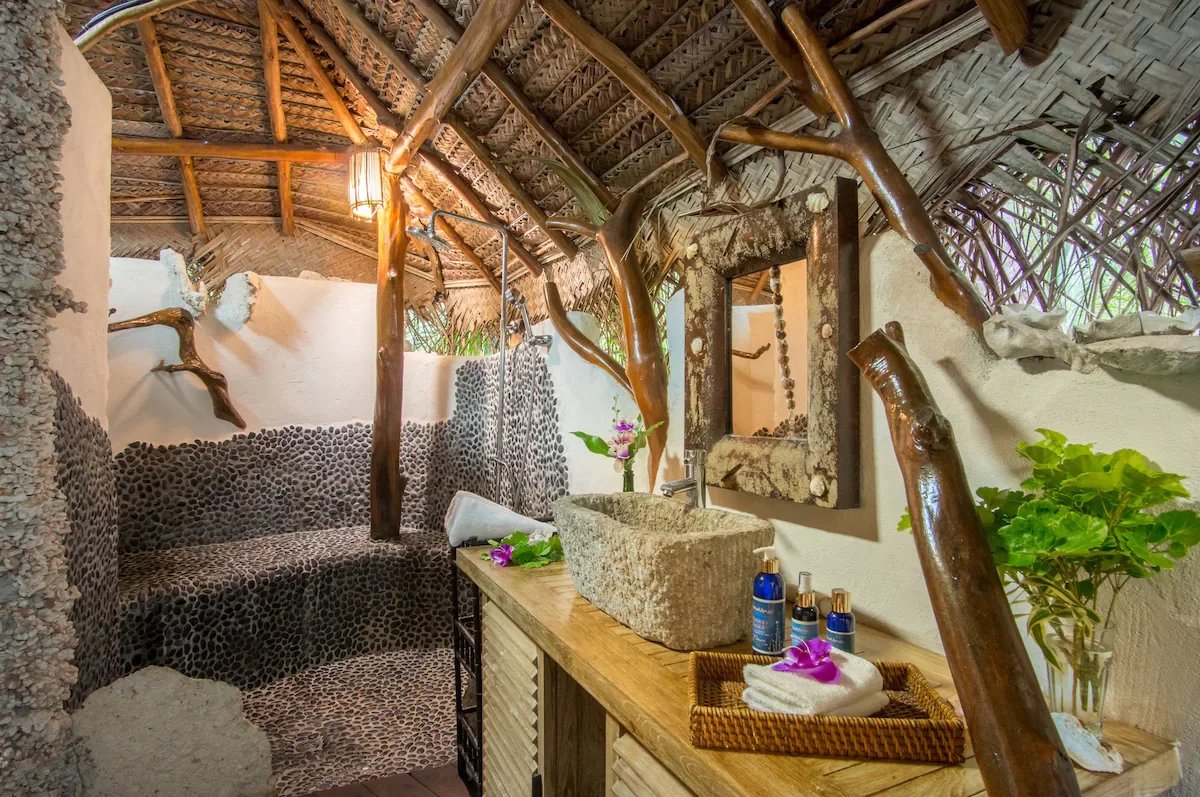 Salle de bains éco-lodge de luxe Salle de bains d'un éco-lodge de luxe avec décoration naturelle et matériaux locaux.