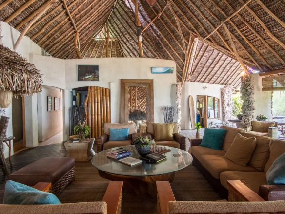 Intérieur d'un éco-lodge de luxe avec un salon spacieux et décor naturel