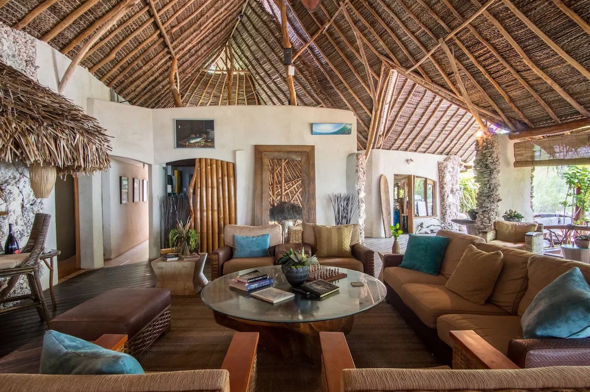 Intérieur d’un éco-lodge de luxe Intérieur d'un éco-lodge de luxe avec un salon spacieux et décor naturel
