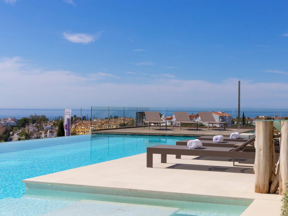 Vue de la piscine à débordement d'une villa de luxe à Los Flamingos, Marbella, avec vue sur la mer.