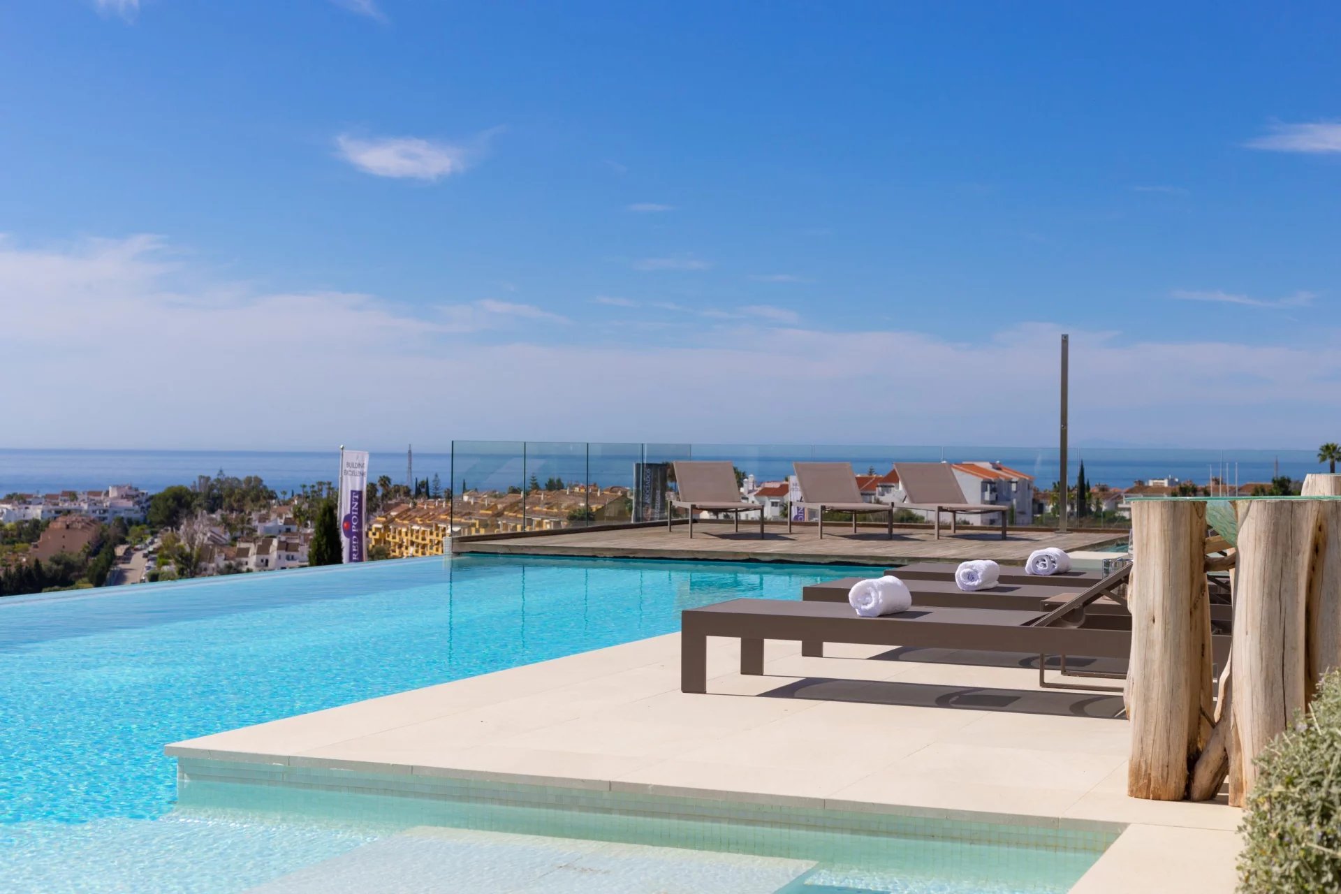Vue de la piscine à débordement d'une villa de luxe à Los Flamingos, Marbella, avec vue sur la mer.