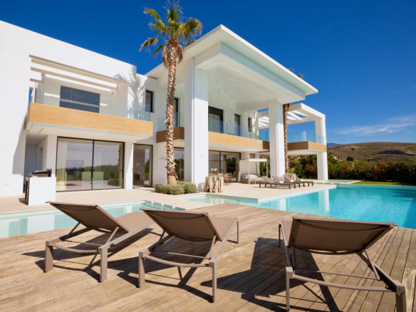 Villa moderne avec piscine et chaises longues à Los Flamingos, Marbella.