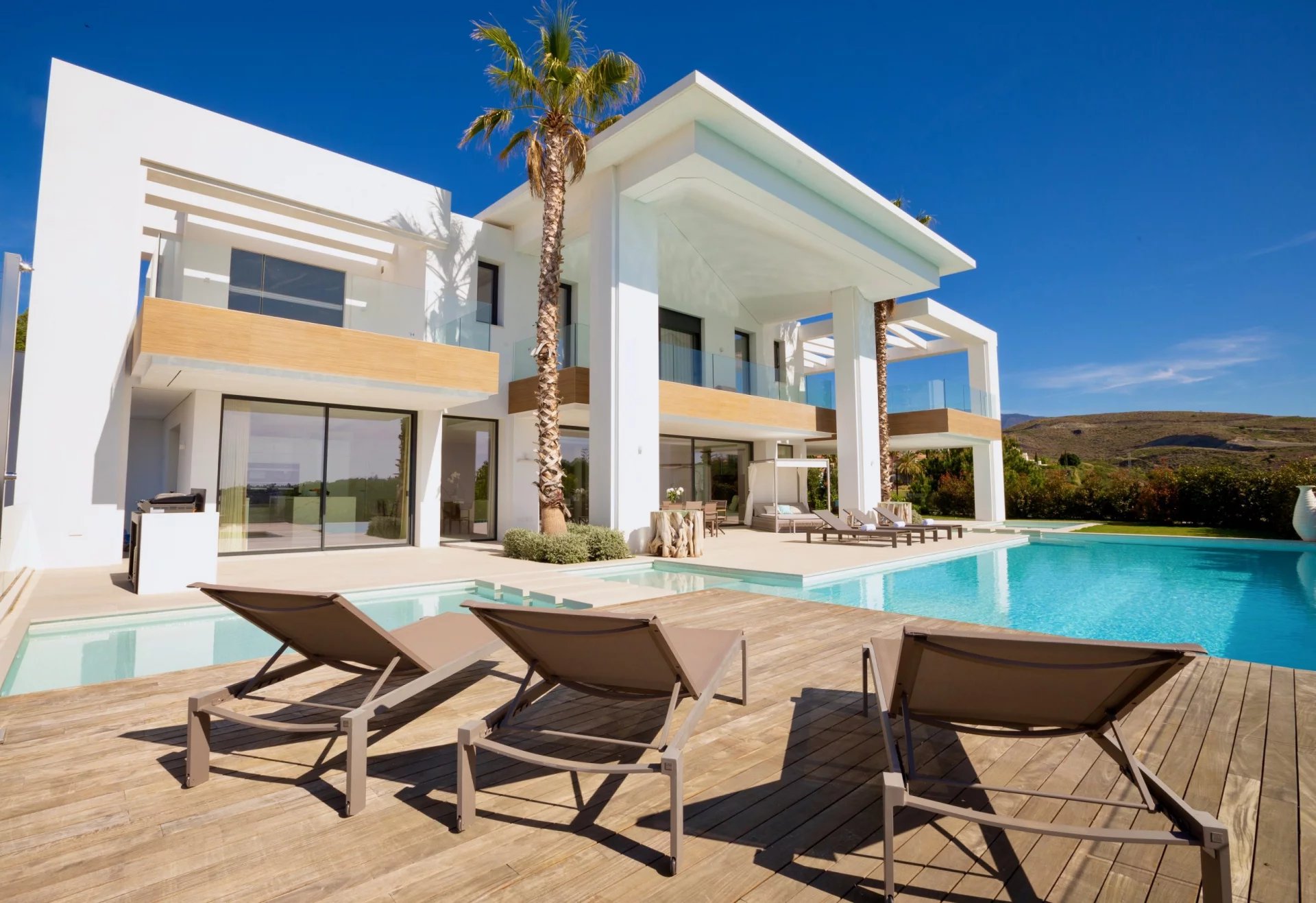 Villa moderne avec piscine et chaises longues à Los Flamingos, Marbella.