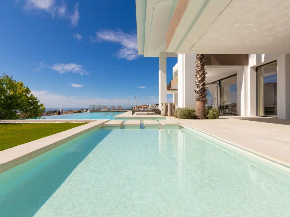 Villa de luxe avec piscine à débordement et vue sur la mer à Los Flamingos, Marbella.
