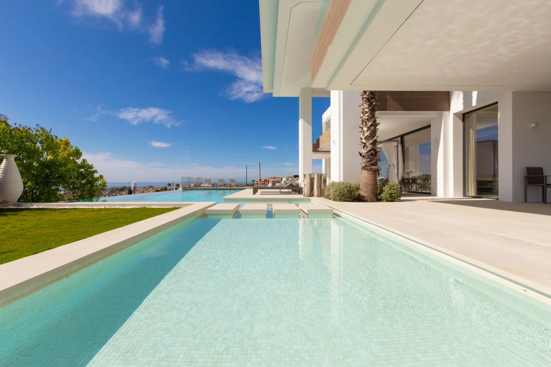 Villa de luxe avec piscine à débordement et vue sur la mer à Los Flamingos, Marbella.
