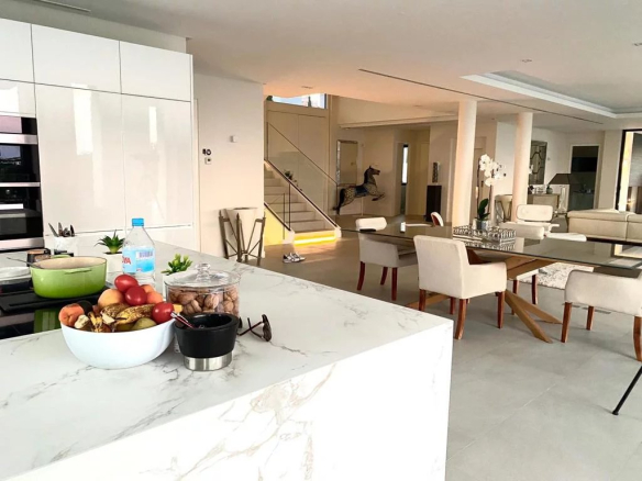 Intérieur d'une villa moderne avec cuisine et salle à manger, décorée avec élégance.