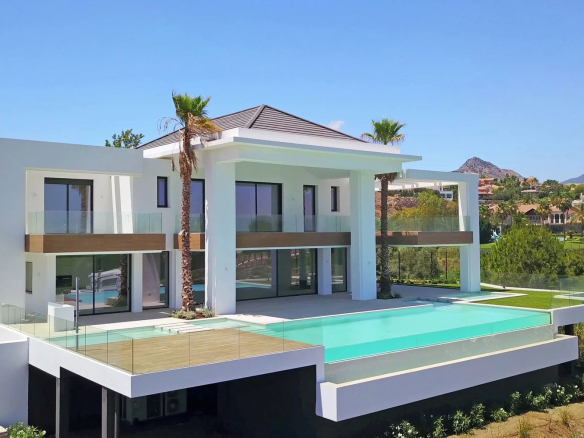 Villa moderne avec piscine à débordement et vue sur le golf à Los Flamingos, Marbella.