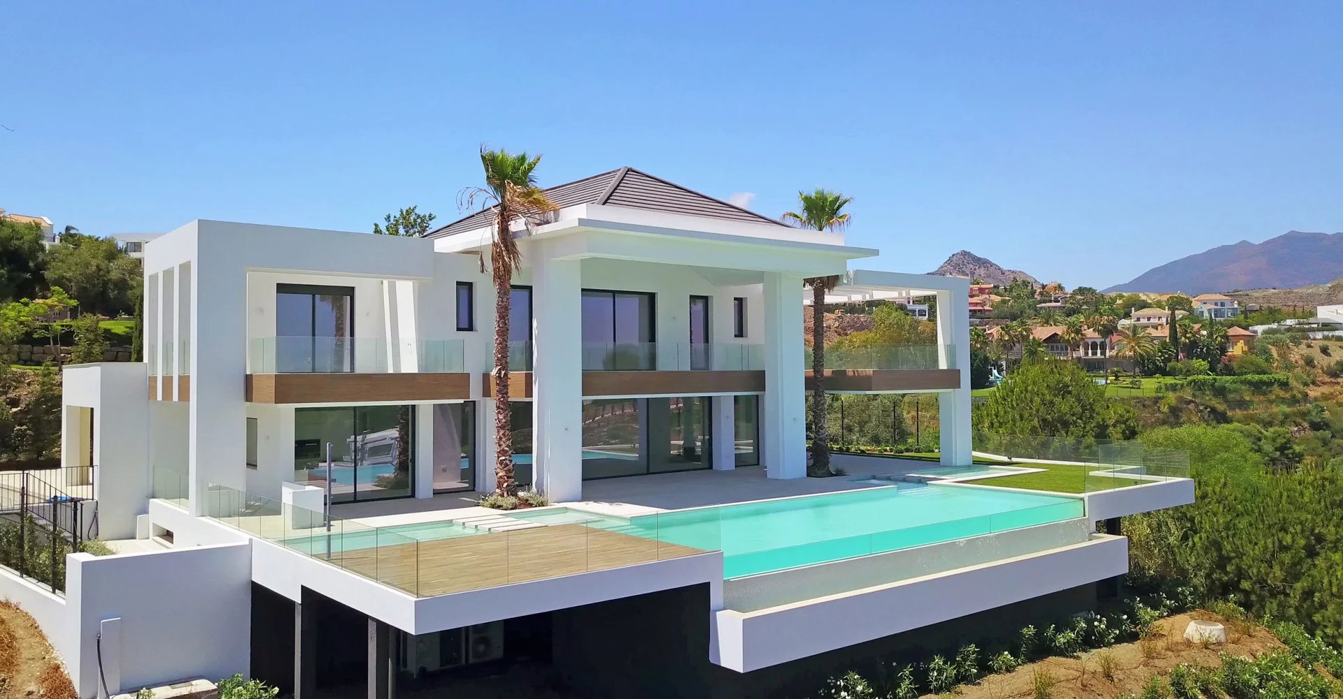Villa moderne avec piscine à débordement et vue sur le golf à Los Flamingos, Marbella.