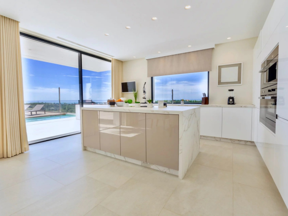 Cuisine moderne d'une villa de luxe à Los Flamingos, Marbella, avec vue sur la mer et le golf.