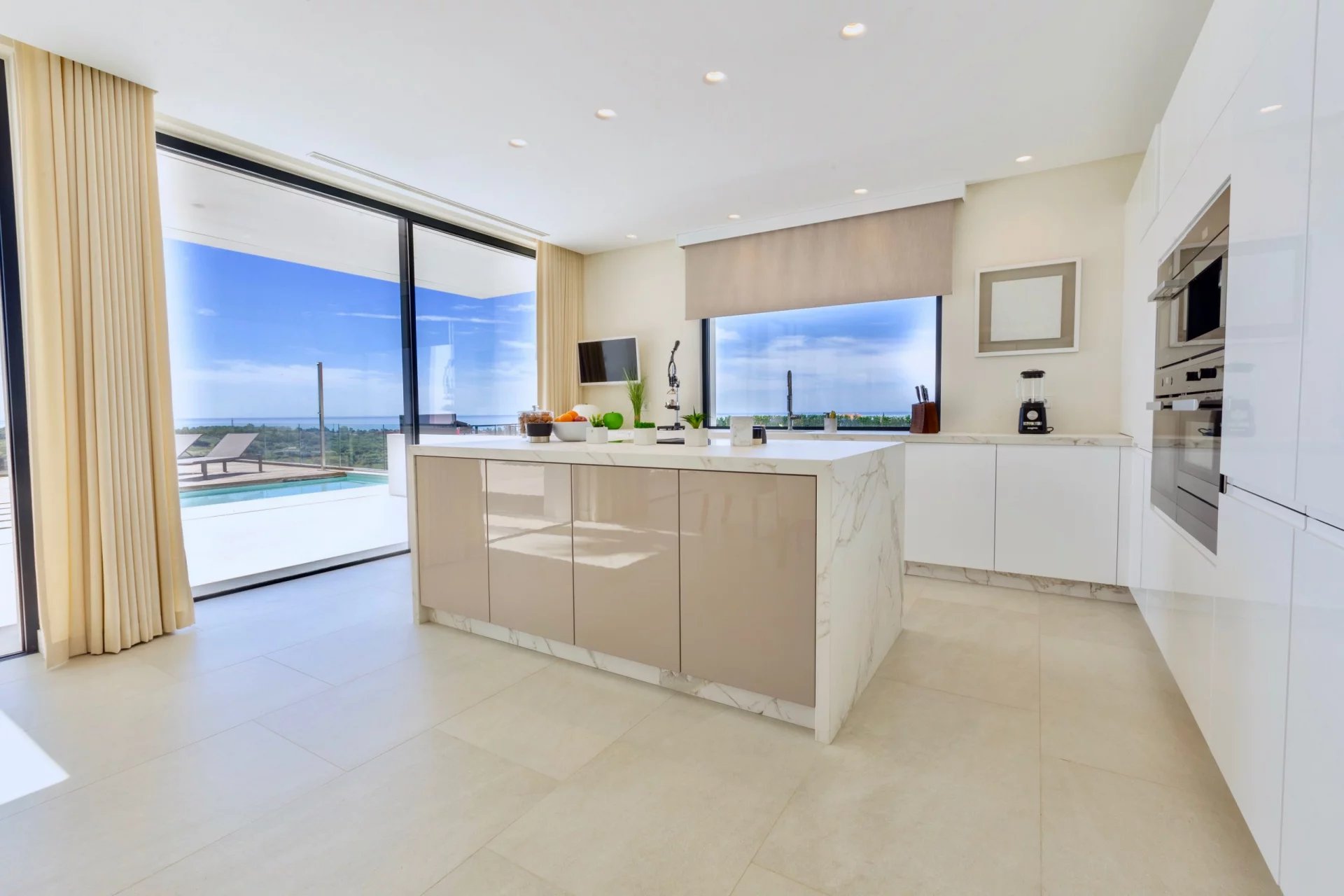 Cuisine moderne d'une villa de luxe à Los Flamingos, Marbella, avec vue sur la mer et le golf.