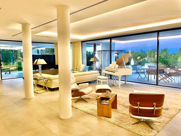 Intérieur d'une villa de luxe à Los Flamingos, Marbella, avec un salon moderne et une vue sur le jardin.