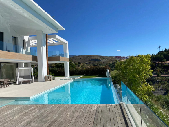 Villa de luxe avec piscine à débordement et vue sur la mer à Los Flamingos, Marbella.