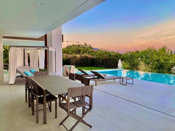 Terrasse d'une villa de luxe avec piscine et mobilier extérieur à Los Flamingos, Marbella.