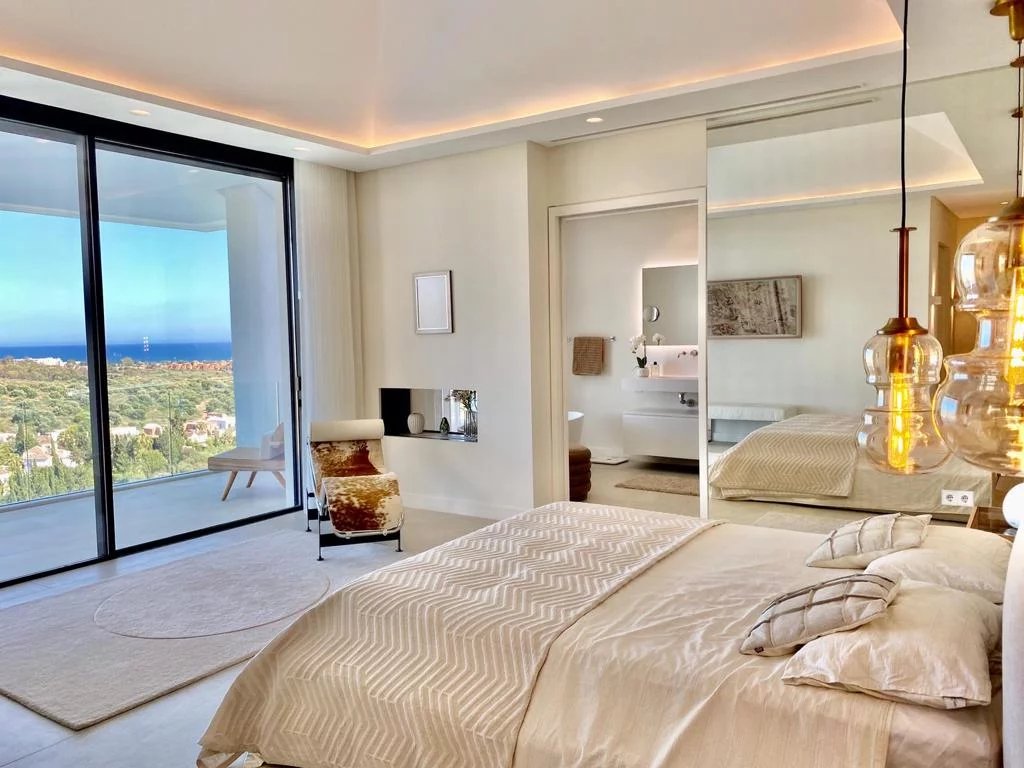 Chambre d'une villa de luxe avec vue sur la mer à Marbella, Los Flamingos.