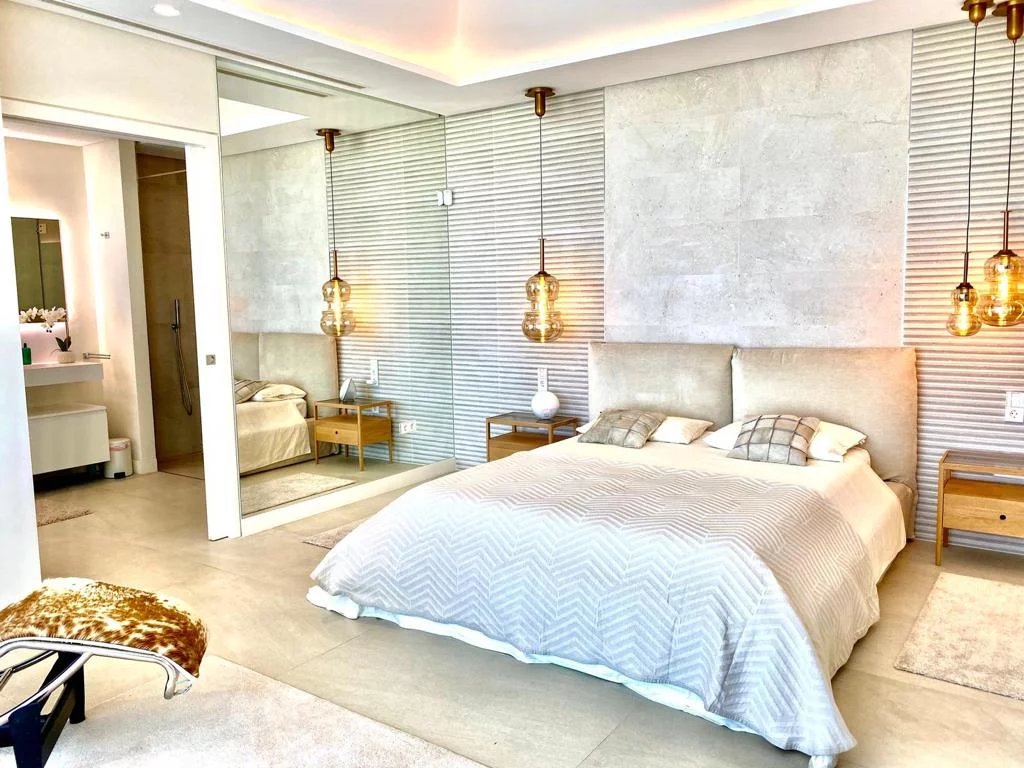 Chambre d'une villa de luxe à Los Flamingos, Marbella, avec lit double et décoration moderne.
