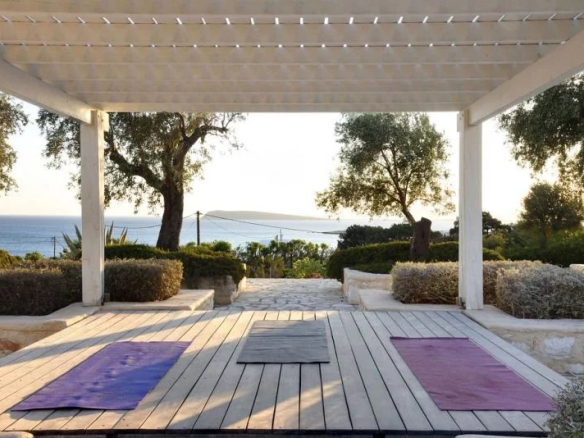 Espace extérieur avec tapis de yoga et vue sur la mer Égée à Paros.