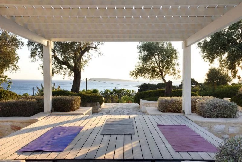 Espace de yoga avec vue à Paros Espace extérieur avec tapis de yoga et vue sur la mer Égée à Paros.