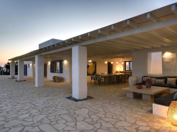 Villa moderne avec terrasse et vue sur la mer, située à Farangas, Paros.