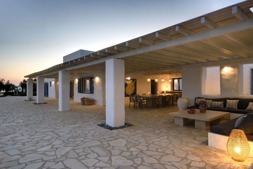 Villa d’exception à Paros Villa moderne avec terrasse et vue sur la mer, située à Farangas, Paros.