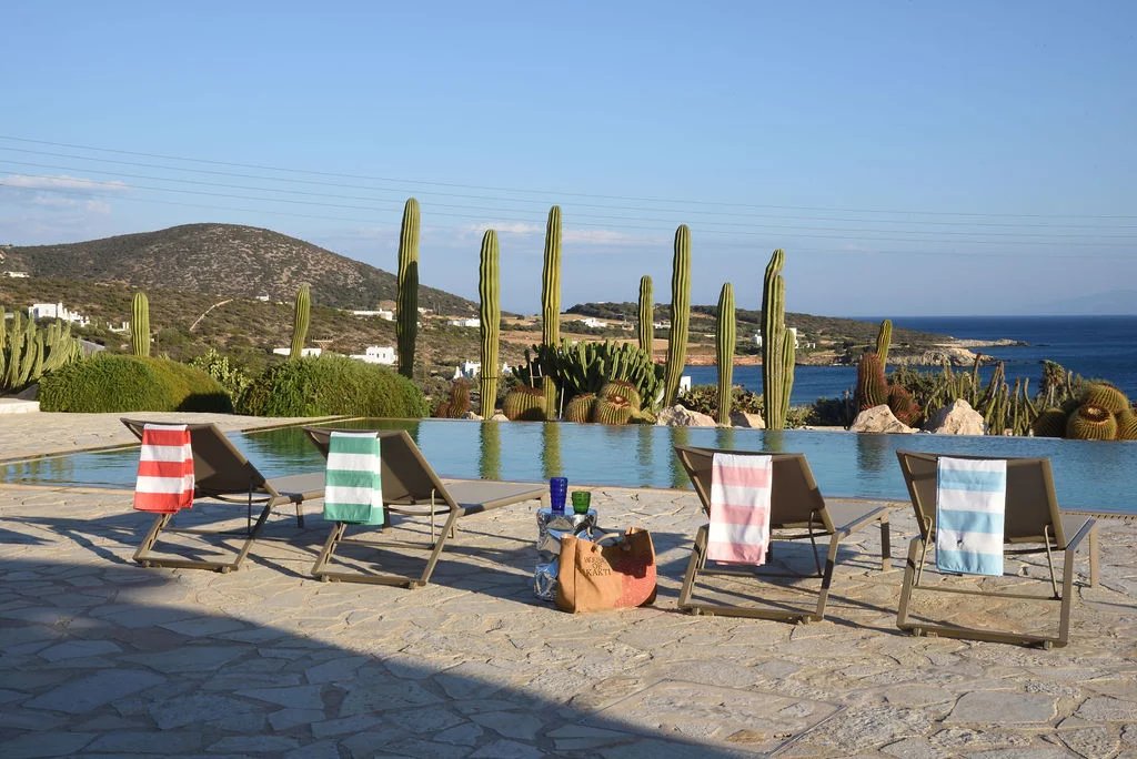 Villa d’exception à Paros Chaises longues au bord d'une piscine avec vue sur la mer Égée à Paros, Farangas.