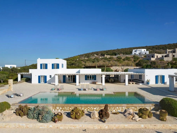 Villa moderne avec piscine à débordement à Paros, vue sur la mer Égée.