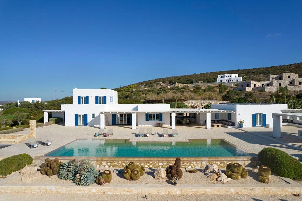 Villa d’exception à Paros Villa moderne avec piscine à débordement à Paros, vue sur la mer Égée.