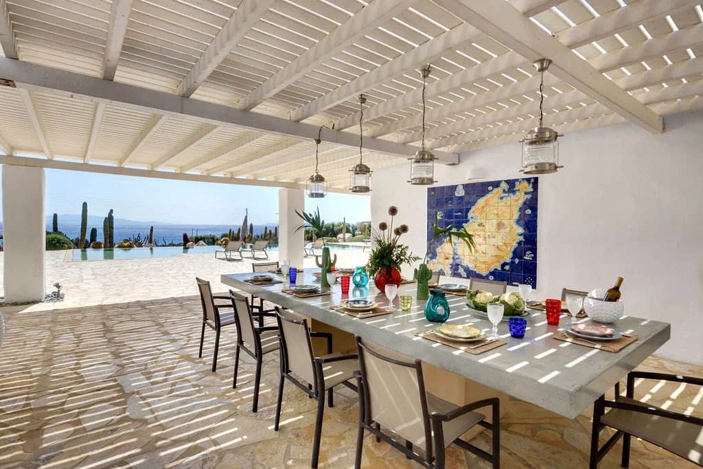 Terrasse avec vue sur la mer à Paros Terrasse d'une villa à Paros avec table à manger et vue sur la mer Égée.