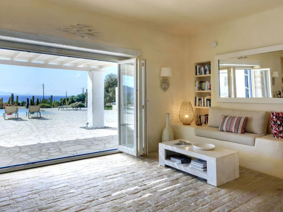 Intérieur d'une villa à Paros avec vue sur la mer, décoré de manière élégante et moderne.
