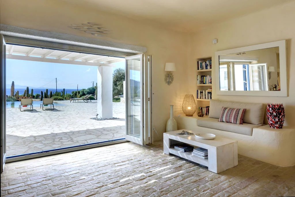 Intérieur de la villa à Paros Intérieur d'une villa à Paros avec vue sur la mer, décoré de manière élégante et moderne.