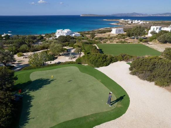 Vue panoramique sur la mer Égée et le terrain de golf à Paros, Farangas.