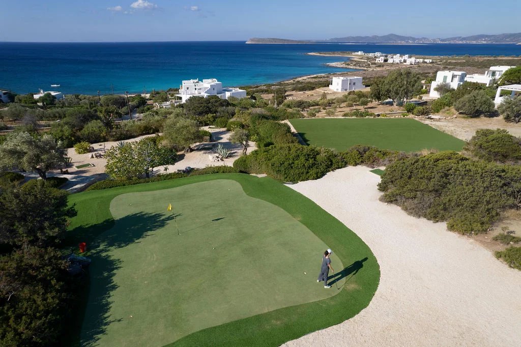 Vue sur la mer Égée à Paros Vue panoramique sur la mer Égée et le terrain de golf à Paros, Farangas.