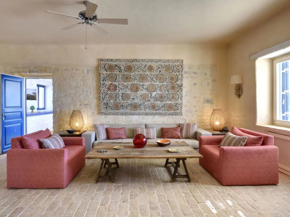 Intérieur d'une villa à Paros avec salon élégant, mobilier moderne et décoration cycladique.