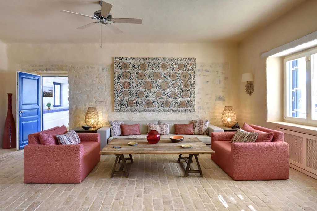Intérieur d’une villa à Paros Intérieur d'une villa à Paros avec salon élégant, mobilier moderne et décoration cycladique.