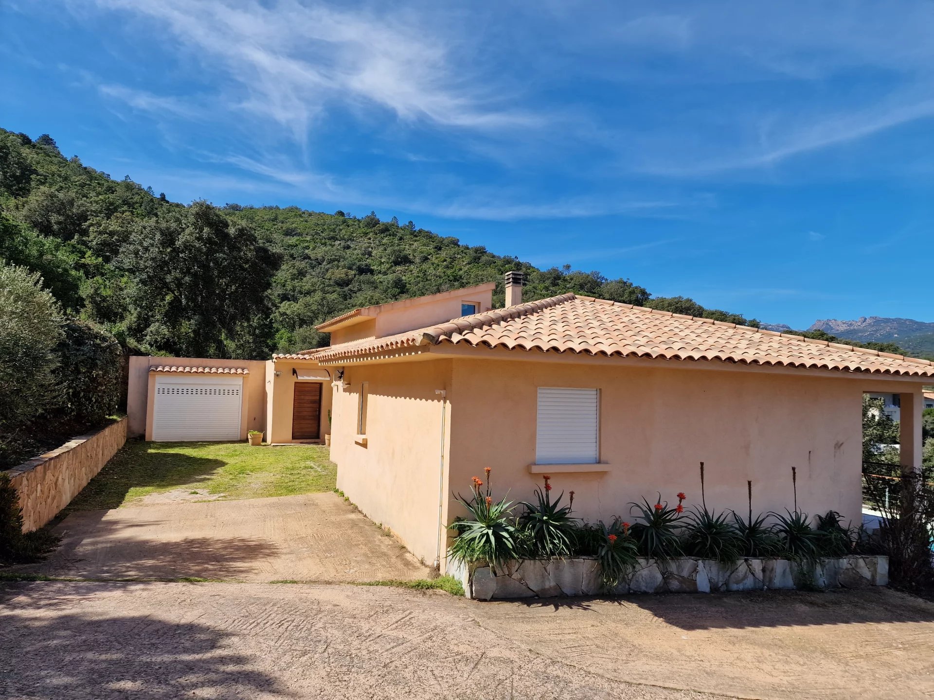 Sea view property in Conca Property with sea views in Conca, surrounded by greenery, with garage and garden.
