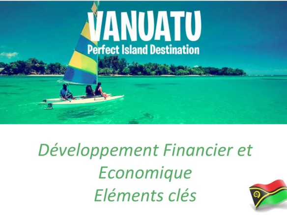 Bateau à voile sur une eau turquoise au Vanuatu, avec des palmiers en arrière-plan.