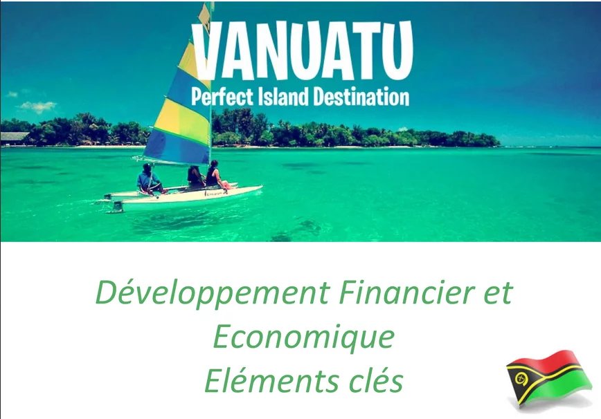 Bateau à voile au Vanuatu Bateau à voile sur une eau turquoise au Vanuatu, avec des palmiers en arrière-plan.