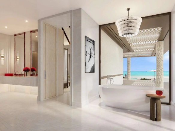 Intérieur d'une villa de luxe aux Maldives avec baignoire et vue sur la mer.