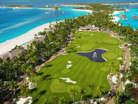 Vue aérienne d'un terrain de golf entouré de palmiers et d'eau turquoise aux Maldives.