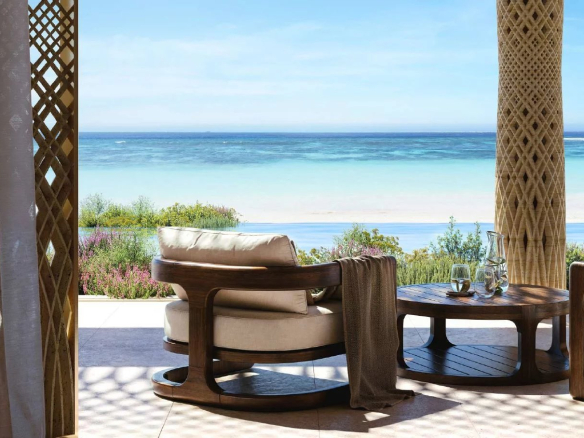 Terrasse d'une villa de luxe aux Maldives avec vue sur la mer et mobilier élégant.
