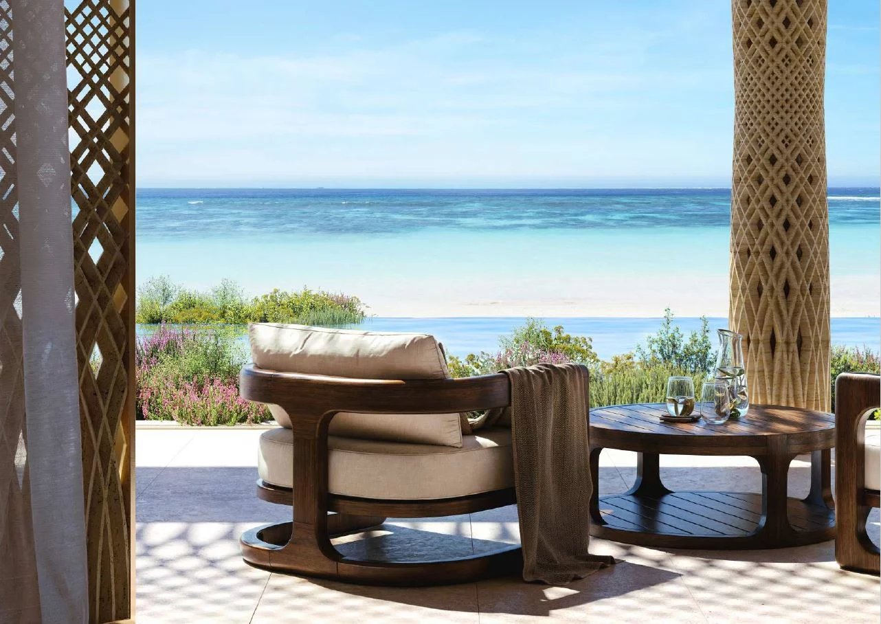 Terrasse d'une villa de luxe aux Maldives avec vue sur la mer et mobilier élégant.