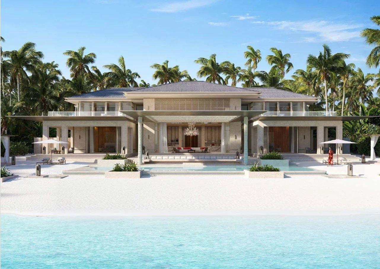 Villas de luxe sur la plage avec palmiers aux Maldives