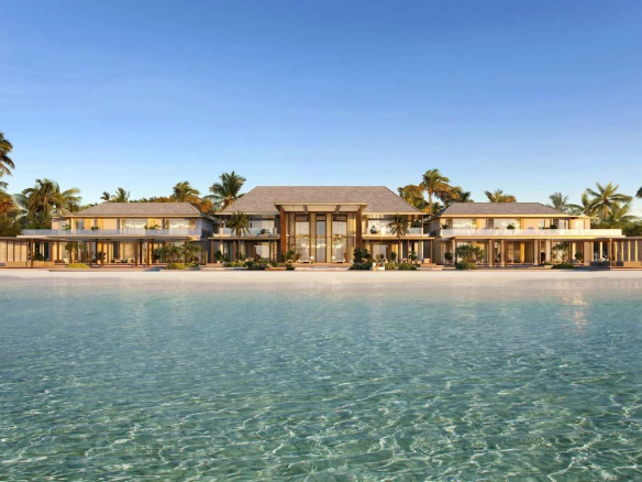 Villas de luxe sur une plage des Maldives avec palmiers et eau claire.