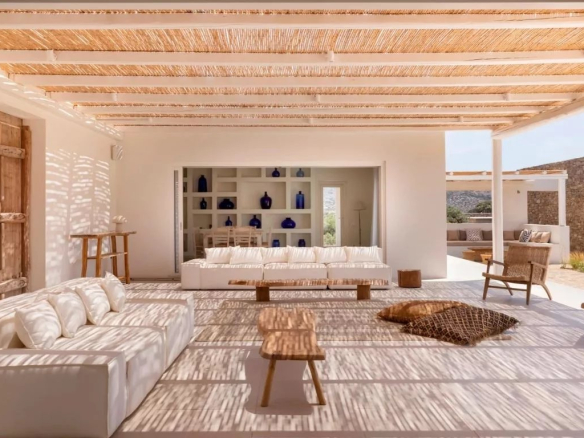 Intérieur d'une villa de luxe à Antiparos avec des espaces de détente et une décoration moderne.