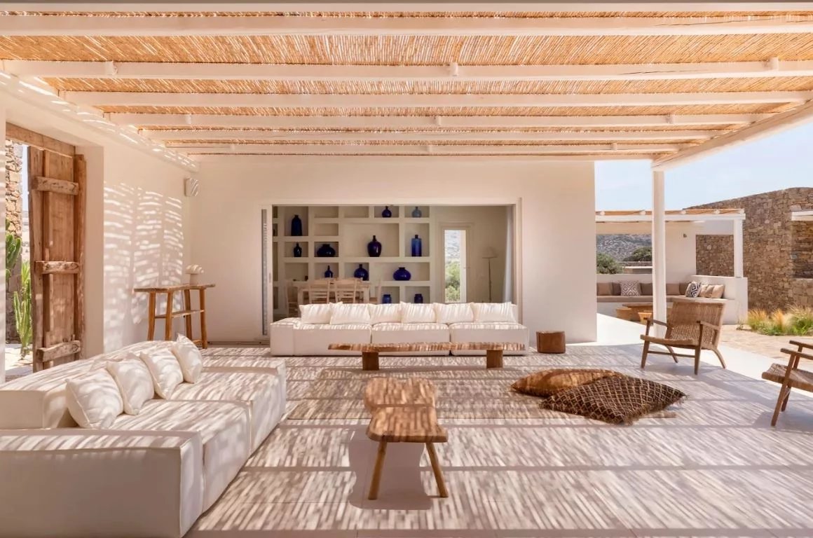 Intérieur de villa de luxe à Antiparos Intérieur d'une villa de luxe à Antiparos avec des espaces de détente et une décoration moderne.