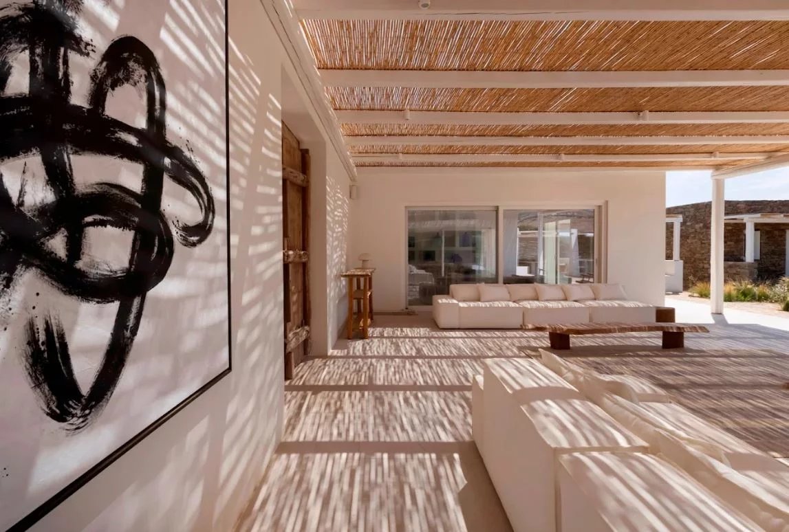 Intérieur d’une villa de luxe à Antipaxos Intérieur d'une villa de luxe à Antipaxos avec des canapés blancs et une œuvre d'art moderne.