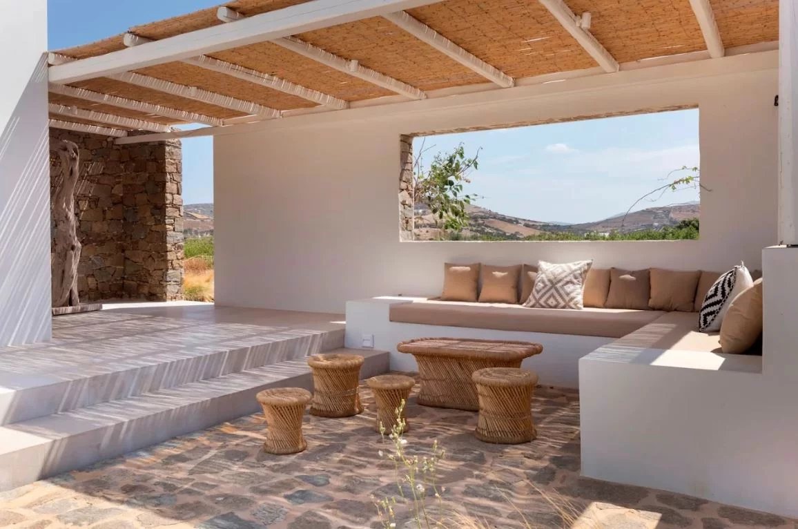 Espace extérieur d’une villa à Antiparos Espace extérieur d'une villa de luxe à Antiparos, Grèce, avec des sièges confortables et une vue dégagée.