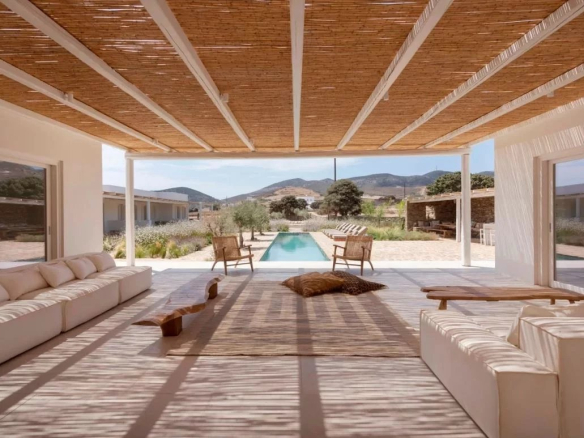 Intérieur d'une villa de luxe avec vue sur une piscine et des montagnes, Antipaxos, Grèce.