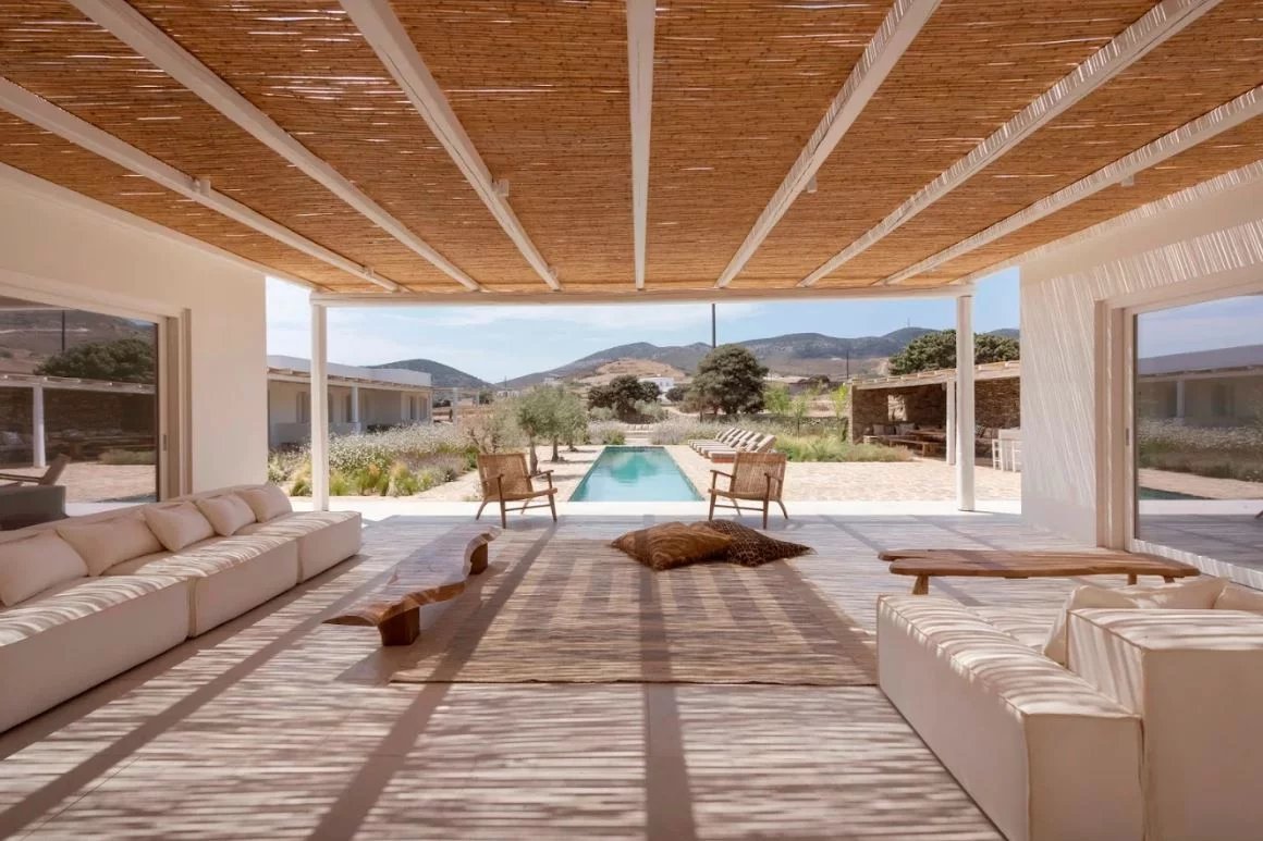 Villa de luxe à Antipaxos Intérieur d'une villa de luxe avec vue sur une piscine et des montagnes, Antipaxos, Grèce.